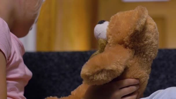 Urso de pelúcia em mãos de meninas — Vídeo de Stock