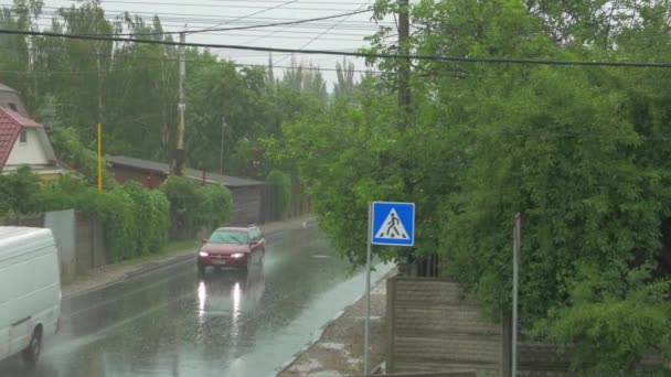 Coches conduciendo bajo la lluvia — Vídeo de stock