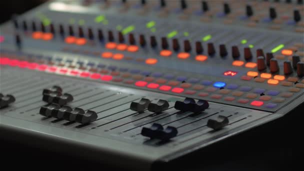 Professionele geluids console faders — Stockvideo