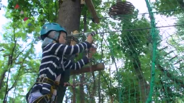 Rope Adventure Park i dziewczyna — Wideo stockowe