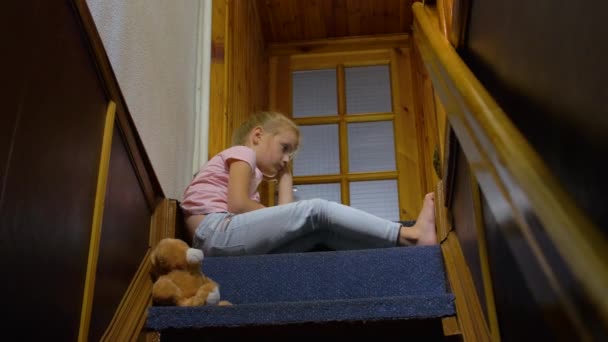 Маленька дівчинка чекає батьків — стокове відео