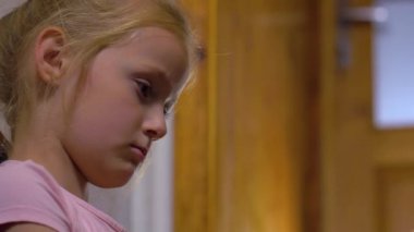 Ayı Oyuncak ile Üzgün Kız