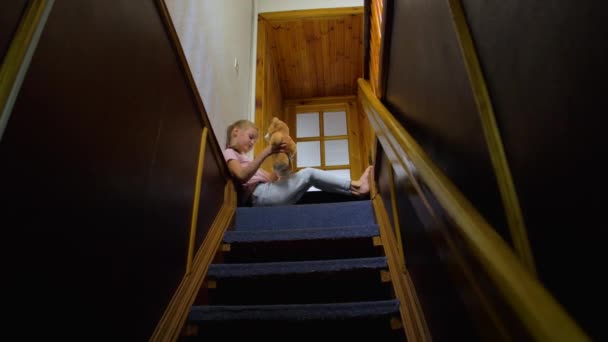 Κοριτσάκι στις σκάλες — Αρχείο Βίντεο