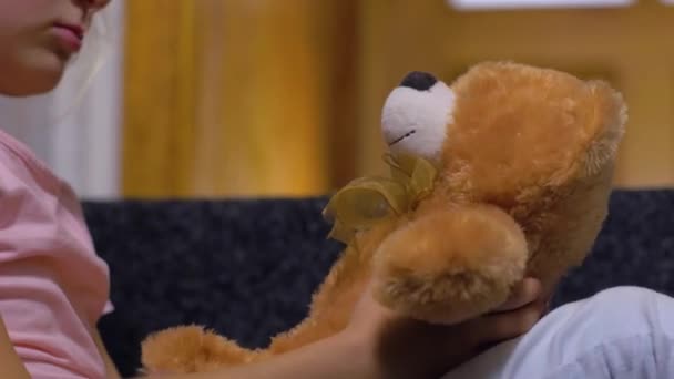 Niña molesta con osito de peluche — Vídeo de stock