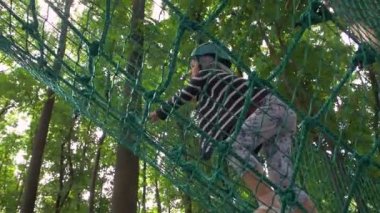 Küçük Kız Halat Parkı