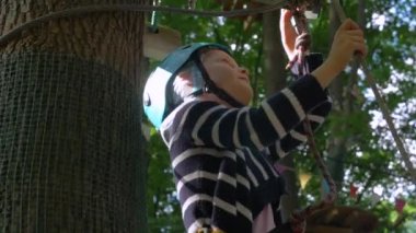 Rope Park Küçük Kız Tırmanıyor