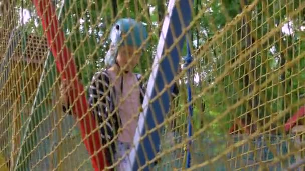 Девушка в веревочном парке — стоковое видео