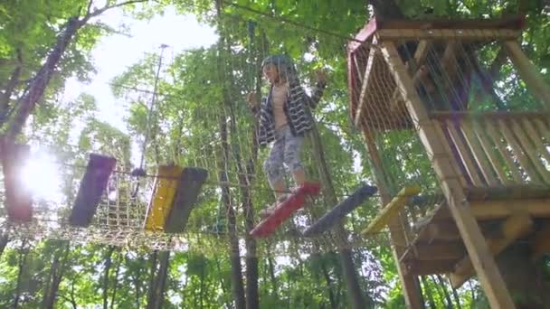Kleines Mädchen Abenteuerpark — Stockvideo