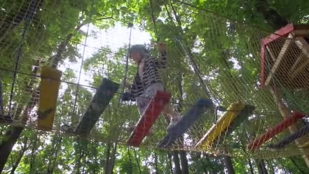 Liten flicka i Adventure Park — Stockvideo