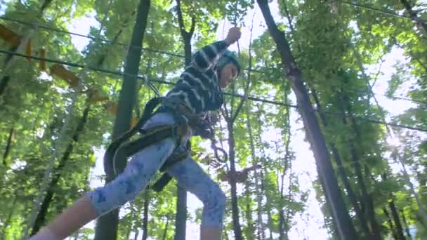 Niña en el parque extremo — Vídeo de stock