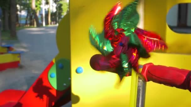 Іграшковий вітряк обертається на відкритому повітрі — стокове відео