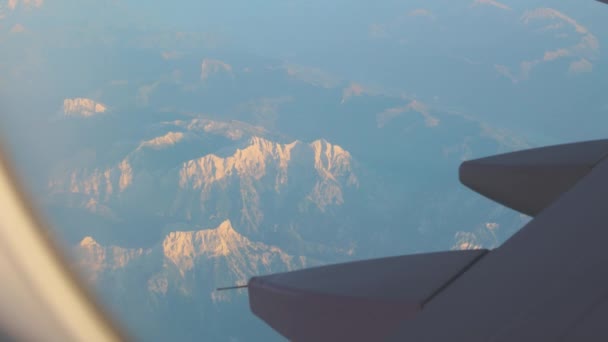 Besneeuwde toppen van het vliegtuig — Stockvideo