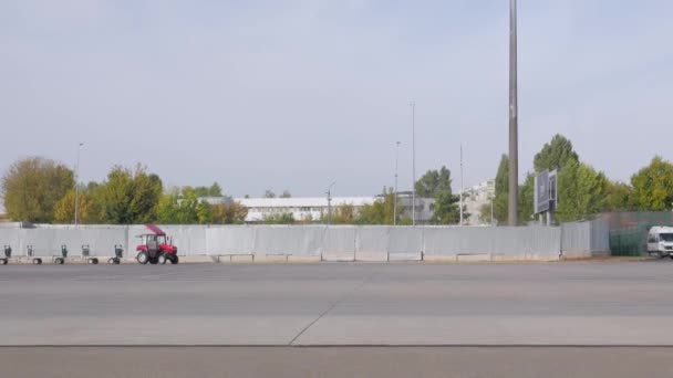 Gepäckanhänger am Flughafen — Stockvideo