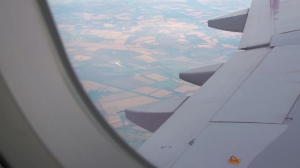 Земля через окно самолета — стоковое видео