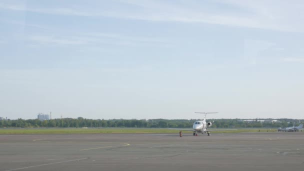 Jet en la pista del aeropuerto — Vídeos de Stock