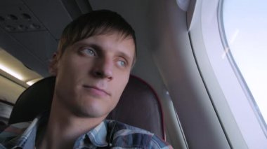 Uçakta Kulaklıklı Genç Adam