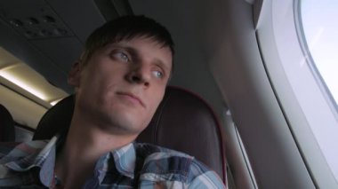 Uçak Kabininde Genç Adam