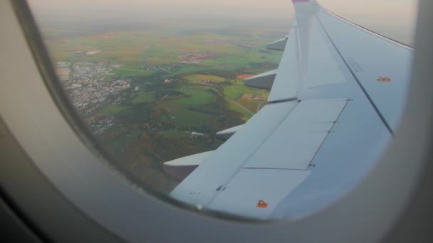 Крыло закрылки из окна самолета — стоковое видео