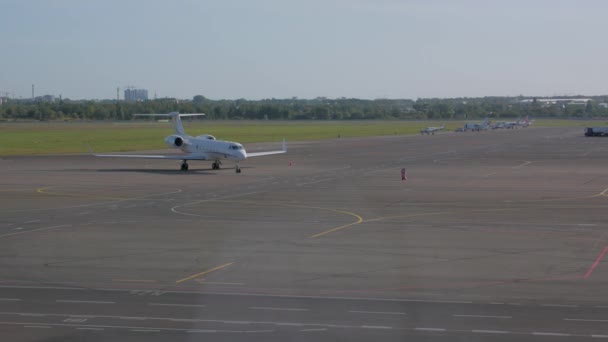 Privé jets op de landingsbaan — Stockvideo