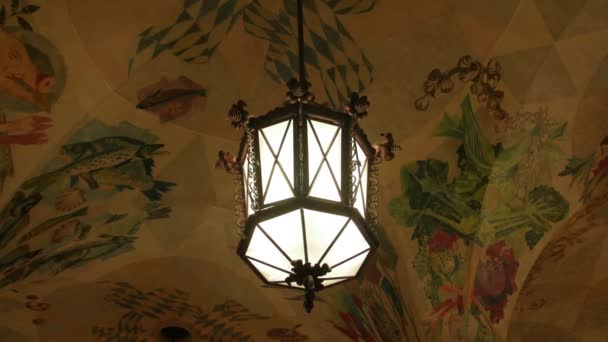 Lampadario antico all'interno — Video Stock