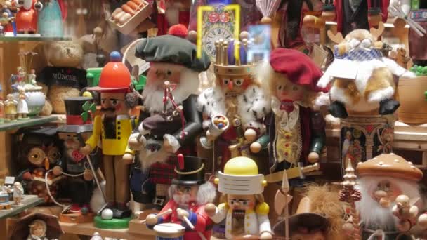 Poupées et jouets en magasin de cadeaux — Video