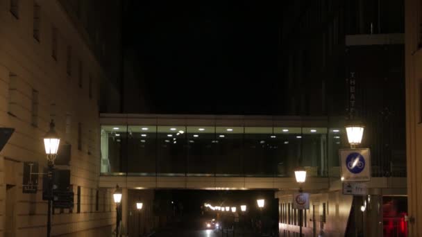 Gyalogoshíd az épületek között — Stock videók