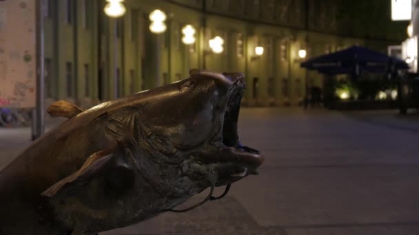 户外鱼雕像 — 图库视频影像