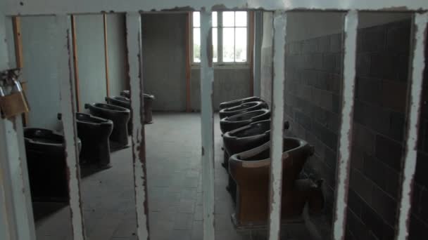 Een toilet bowls in de gevangenis — Stockvideo
