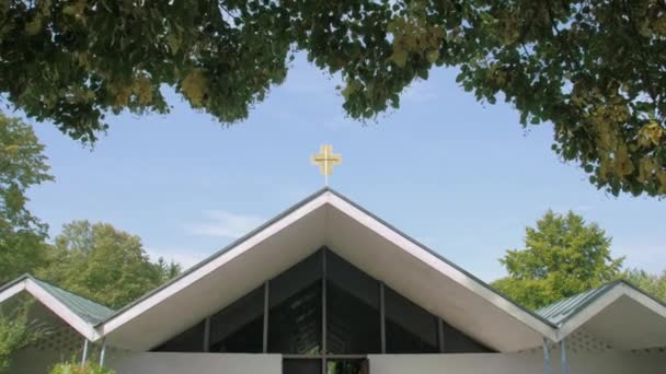 Fasáda budovy křesťanského kostela — Stock video