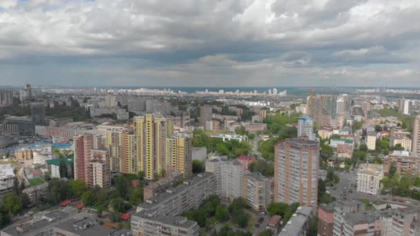 Вид на город и облака с воздуха — стоковое видео