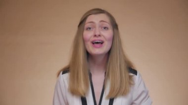 Kız Kötü Şarkı Söylüyor