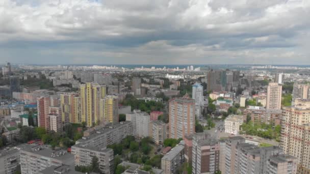 Cidade grande e nuvens aéreas — Vídeo de Stock