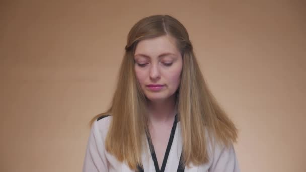 Ung kvinne ser ned Portrett – stockvideo