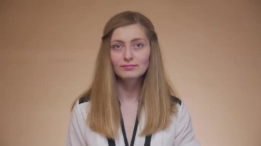 Ciddi Genç Kadın Portresi