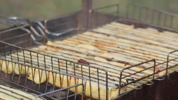 Vařit grilované burritos — Stock video