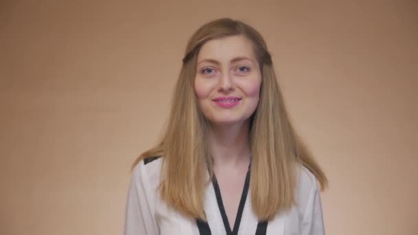 Gülümseyen bir kızın portresi — Stok video
