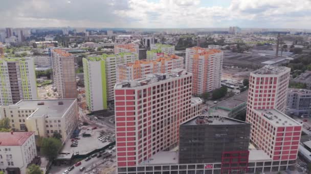Edificios de apartamentos de colores aéreos — Vídeo de stock