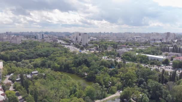 Parque Lake Road e Cidade — Vídeo de Stock