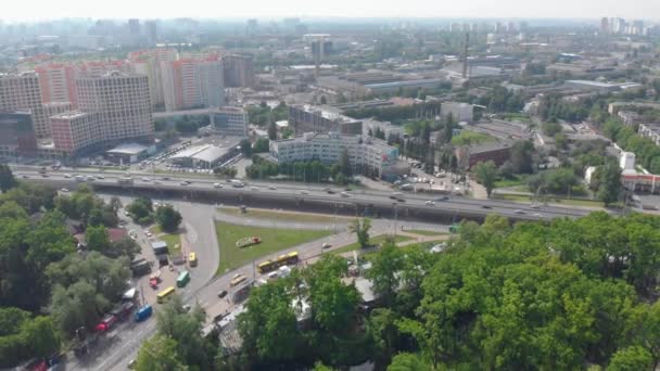 Luchtbrug over de weg — Stockvideo