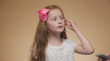 Küçük Kız Kulaklığa Portre Yapıyor