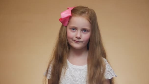 Mała dziewczynka kołysząc portret — Wideo stockowe