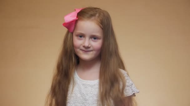 Маленька дівчинка слухає музику — стокове відео