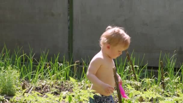 水おもちゃ付きの小さな男の子 — ストック動画