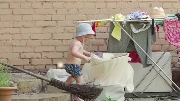 Mały chłopiec na podwórku. — Wideo stockowe