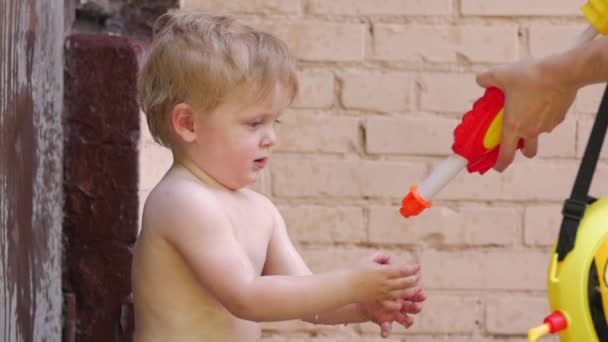 Mãe e filho com arma de água — Vídeo de Stock