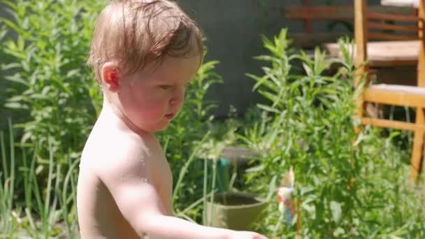 Mały chłopiec z pistoletem na wodę — Wideo stockowe