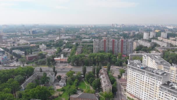 Tráfego de carros e edifícios residenciais — Vídeo de Stock