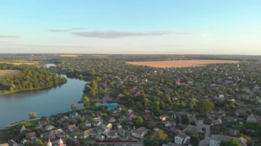 Nehir Kenar Mahallesi ve Saha