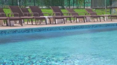 Havuz başında Boş Güverte Sandalyesi