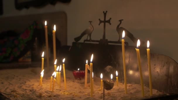 Κεριά προσευχής στο ναό — Αρχείο Βίντεο
